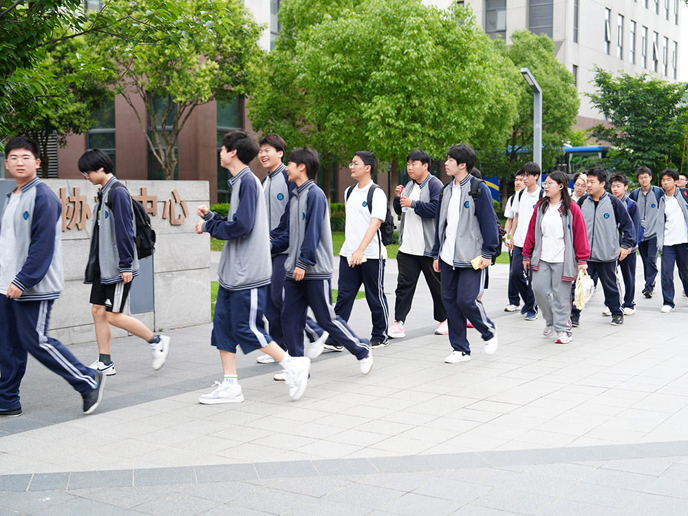 上海科技管理学校师生参访上海协格中心